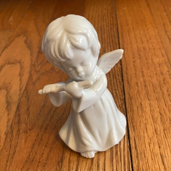 Ceramic angel with flute. - Picture 1 of 3